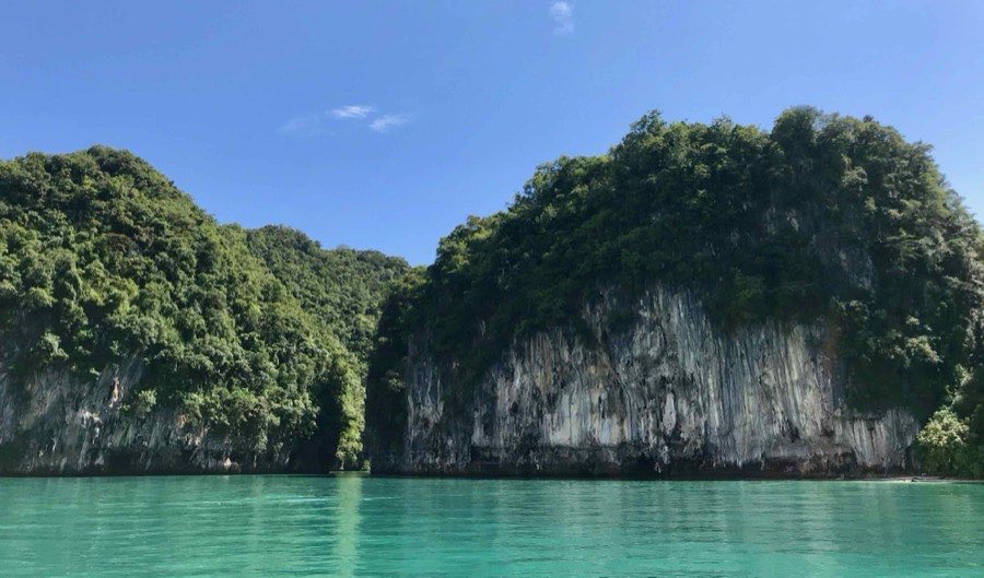 Falaises calcaires et eau turquoise dans l'archipel de Koh Hong