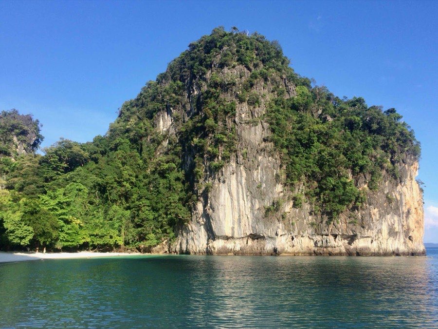 Île calcaire dans la baie de Phang Nga
